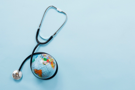 stethoscope-etreignant-terre-fond-bleu_23-2148115639