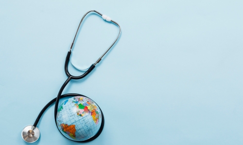 stethoscope-etreignant-terre-fond-bleu_23-2148115639